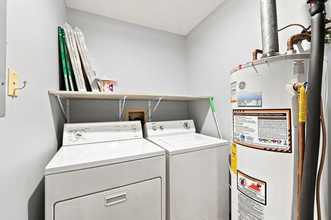 Building Photo - 981 West Ct