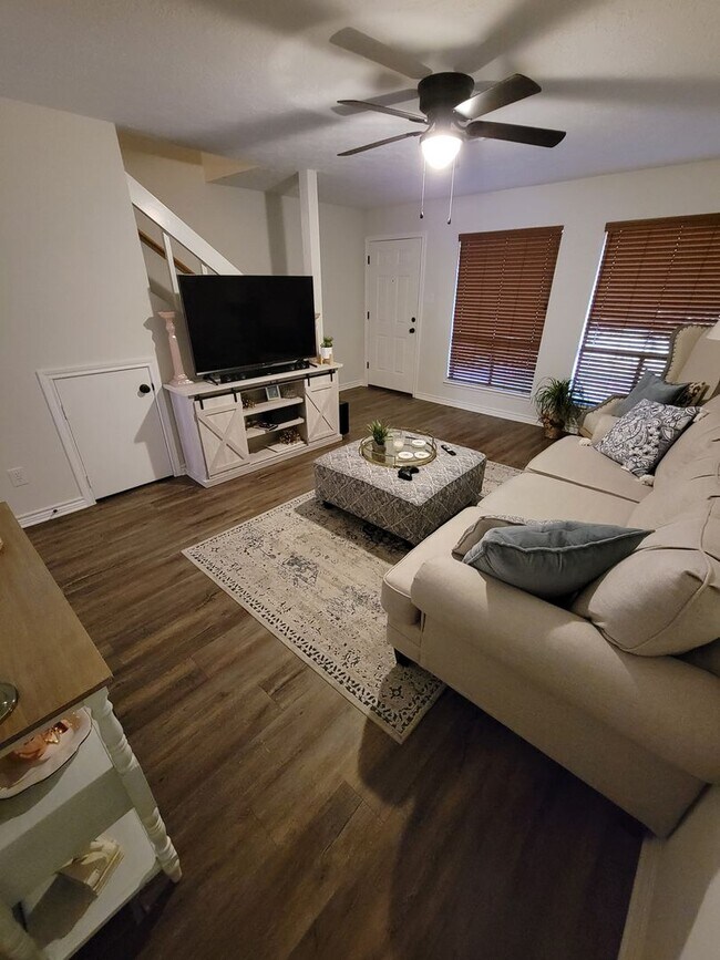 Building Photo - Bryan - 2-bedroom / 1.5-bath / 2 story Tow...