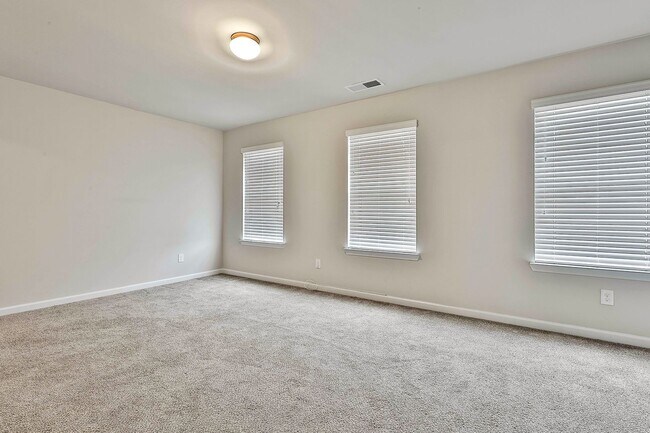 Building Photo - McDonough Home Spacious and Close to Everything!