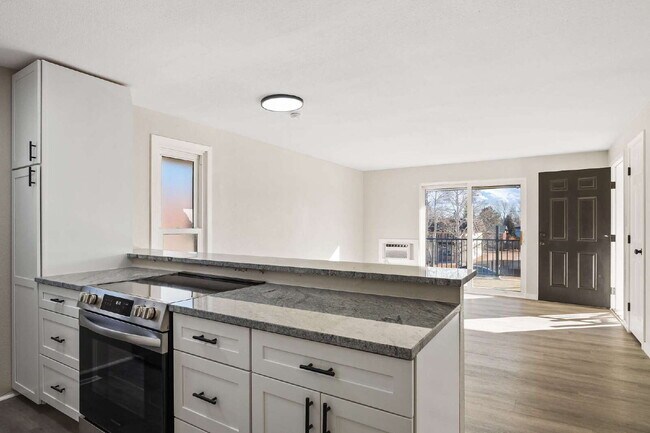 Building Photo - Updated 2 Bedroom Main Level Apartment