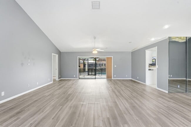 Building Photo - 9284 Laurel Green Dr