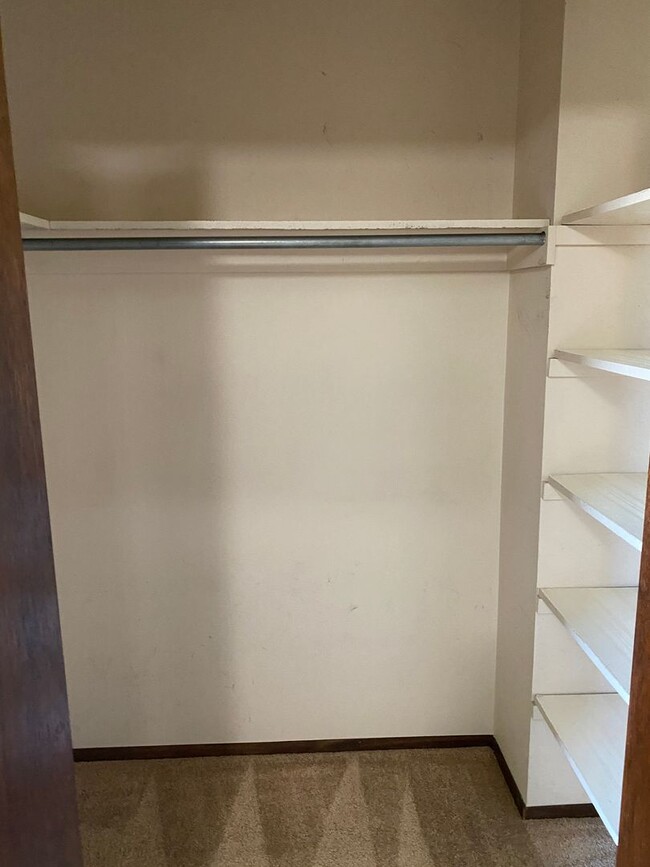 Building Photo - Wonderfully taken care of Tri Level Home w...