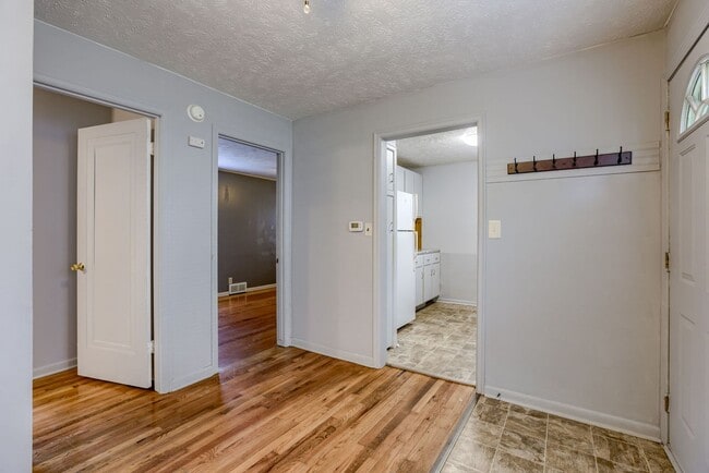 Building Photo - 2 Bedroom Benson Charmer!!