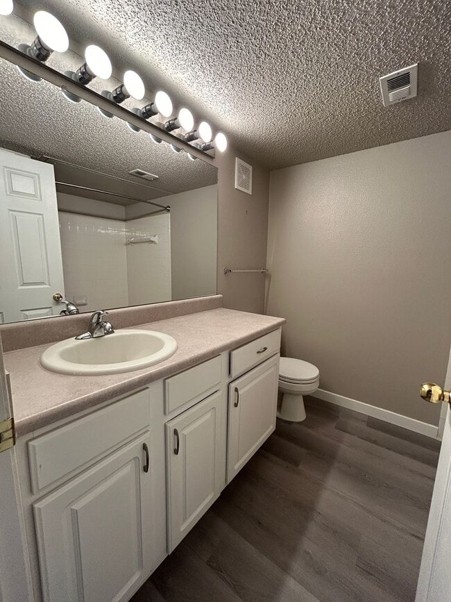 Building Photo - 2Br/2Ba Townhouse with Attached Garage