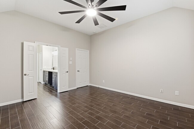 Building Photo - 25542 Saddlebrook Village Dr
