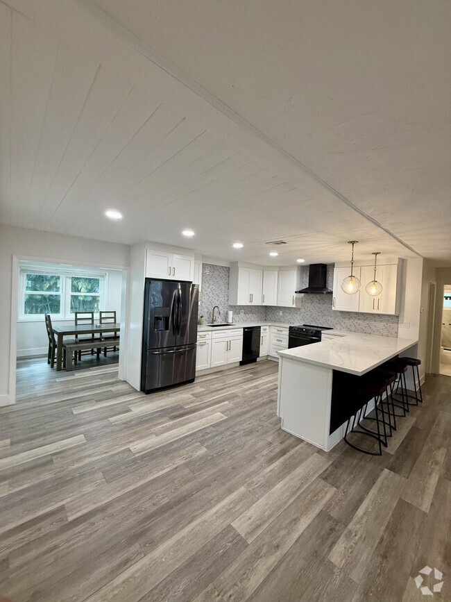 Building Photo - 511 SW N Riverpoint Dr