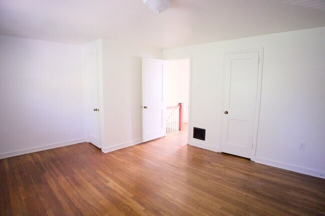 Building Photo - Cute & Cozy Interior Rowhome