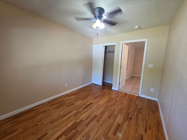 Building Photo - Single story home close to freeway access!