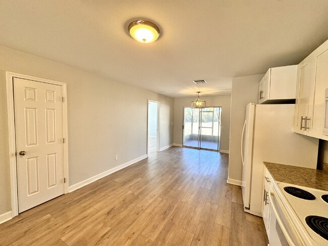 Building Photo - "Charming 2-Bed Oasis with 2 Full Baths in Prime Lynn Haven Location near Mosley High School"