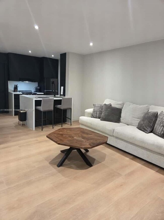 Building Photo - 10824 N Kendall Dr