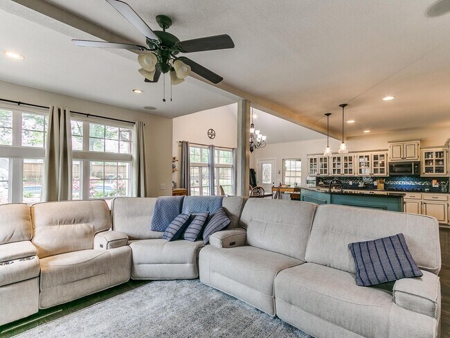 Building Photo - This stunning 4-bedroom, 3.5-bathroom home...