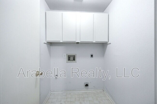 Building Photo - 832 Dimrock