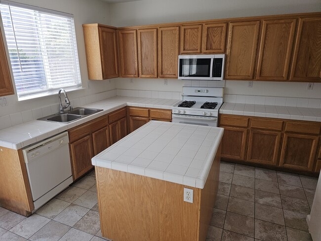 Building Photo - 35 Klondike Ct