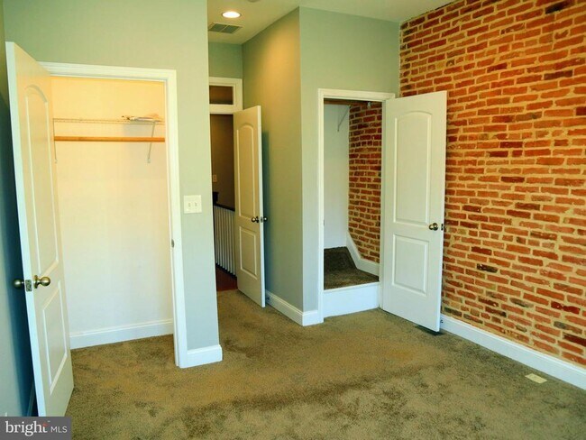 Building Photo - 926 S Curley St