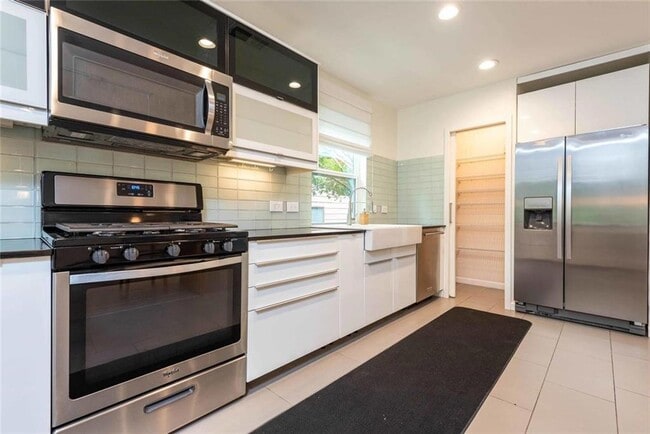 Building Photo - 3302 Catalina Dr