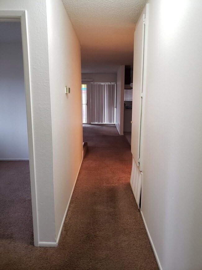 Building Photo - 3 Bed 2 Bath Townhome Close To The Strip!