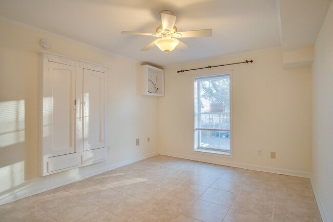 Building Photo - Stylish Condo in Waterfront Bayview Terrace – Updated Interiors, In-Unit Washer/Dryer, Access to ...