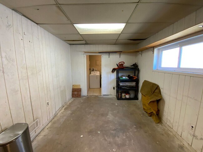 Building Photo - 3 Bedroom Single Story Home Available Near...
