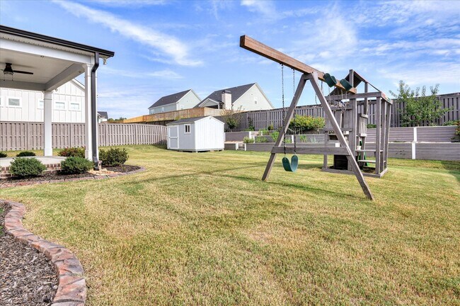 Building Photo - 3067 Rosewood Dr