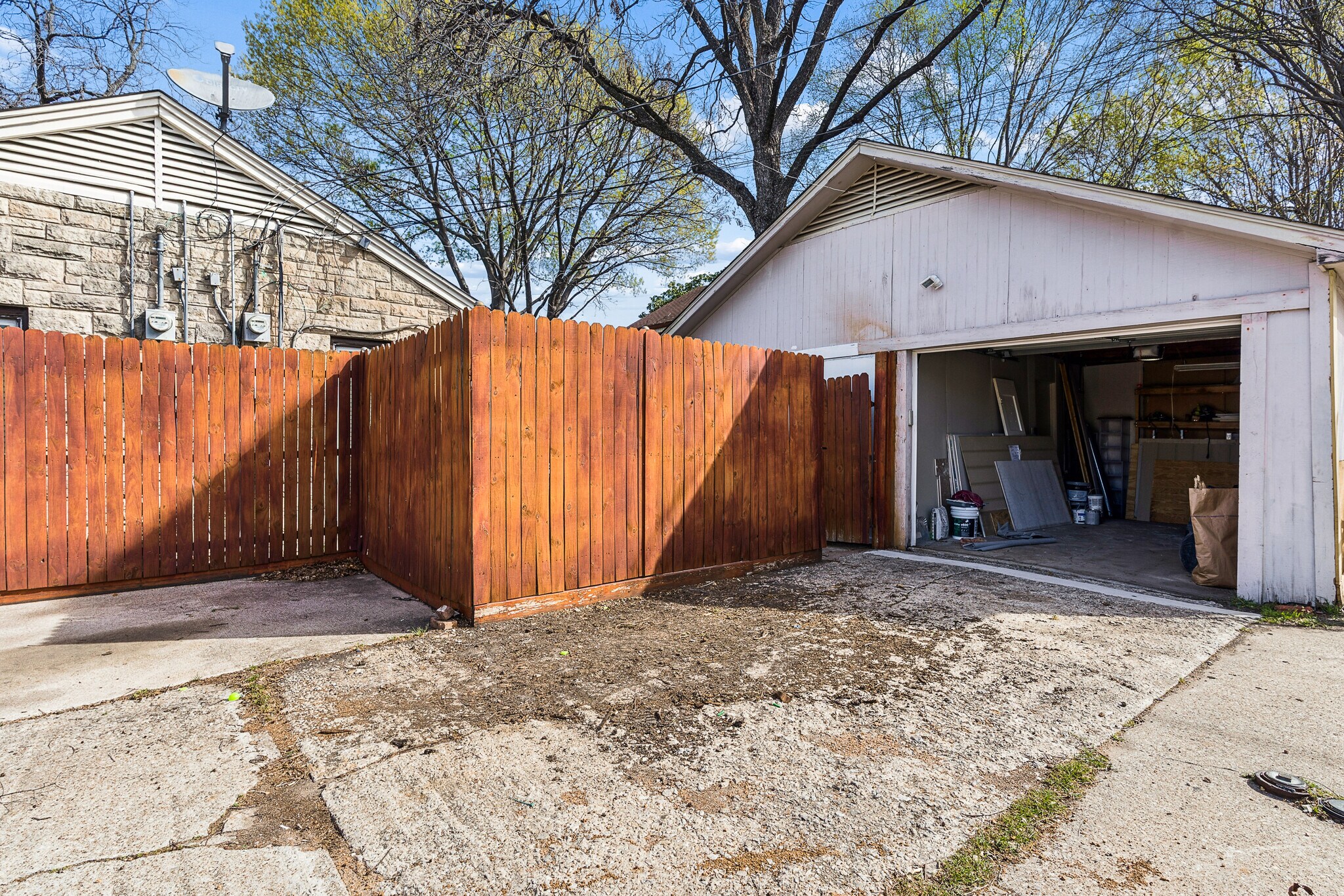 Building Photo - 6950 Hillcrest Ave