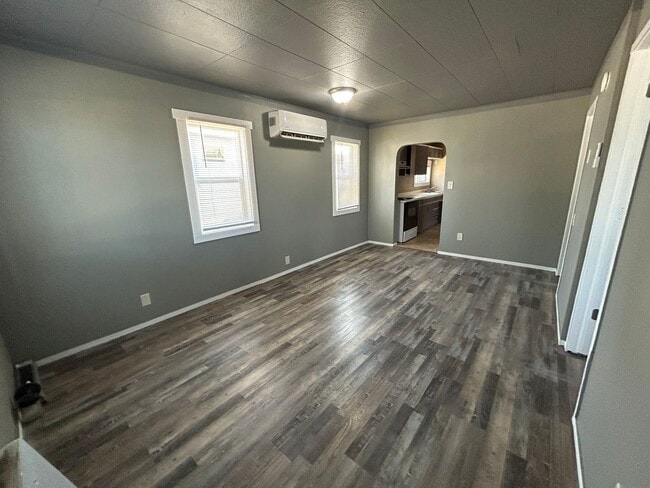 Primary Photo - 3 bedroom house close to shopping.