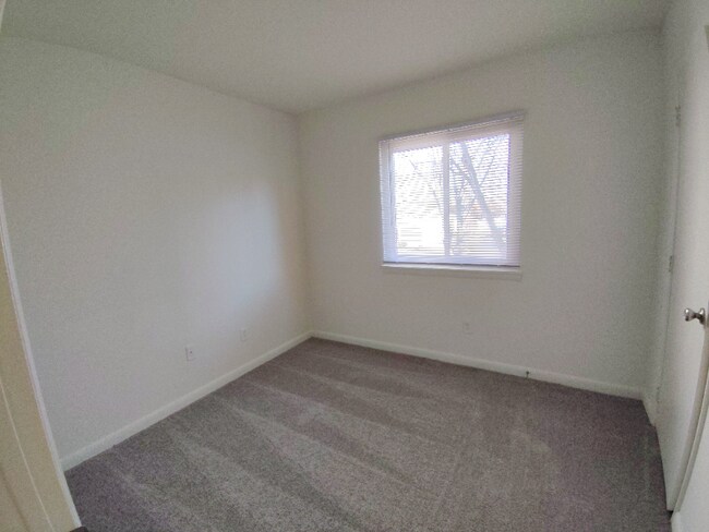 Building Photo - 600 Reusens Rd