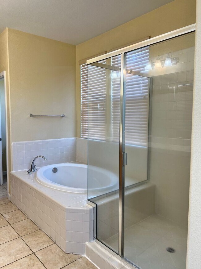 Building Photo - Beautiful home in Reflections gated community