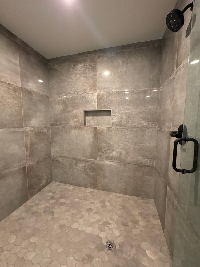 Building Photo - Fully Furnished 5 Bed, 3.5 Bath Located In East Nashville's McFerrin Park Neighborhood w/ Flexibl...