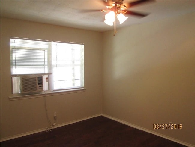 Building Photo - 2206 W Hickory St