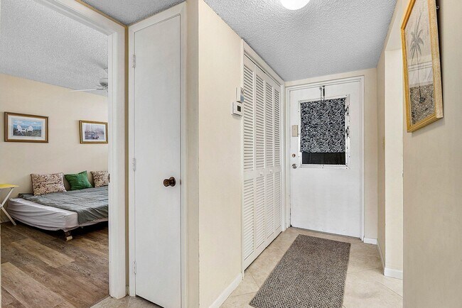 Building Photo - 931 Gardenia Dr