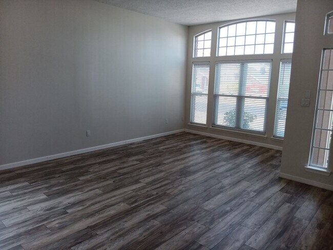Building Photo - Spacious 4-bedroom, 2-bathroom home! Comin...