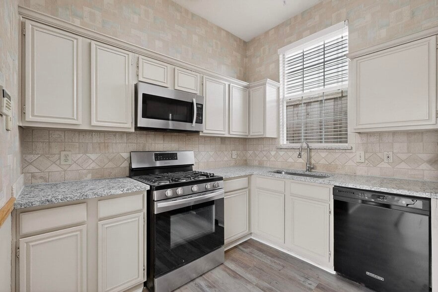 Building Photo - 636 Raintree Cir