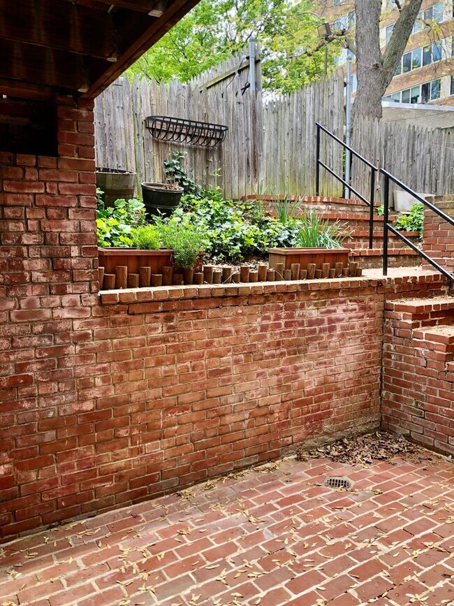 Building Photo - 939 25th St NW