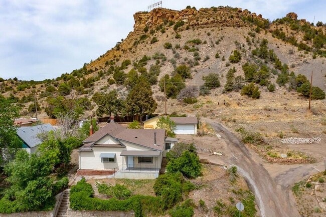 Building Photo - 4 bedroom 2 bath Home