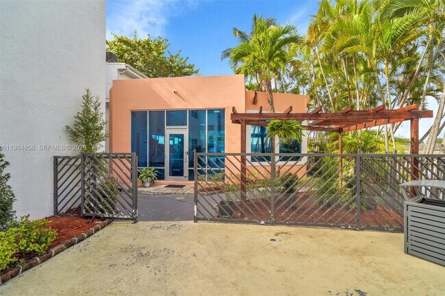 Building Photo - 4325 NW S Tamiami Canal Dr