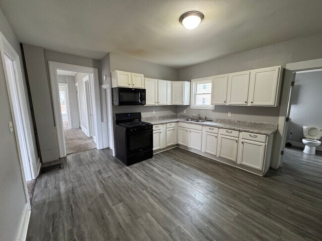 Building Photo - 5 bedroom 2 bath house in Moline