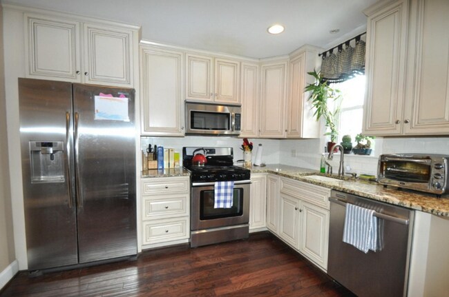 Building Photo - Spacious Fully Renovated 4BR Home with 2 Full Baths – Prime Manayunk Location!
