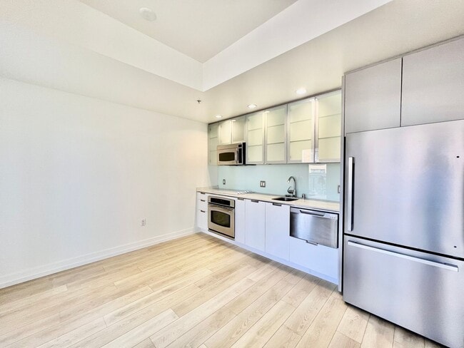 Building Photo - Beautiful upgraded condo Downtown w/ Washe...