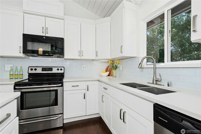 Building Photo - Spacious Richmond Highlands Retreat with Modern Updates & Flexible Living