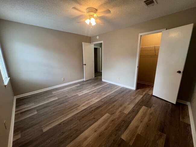 Building Photo - 3 bedroom 1 bathroom off Kicker Rd