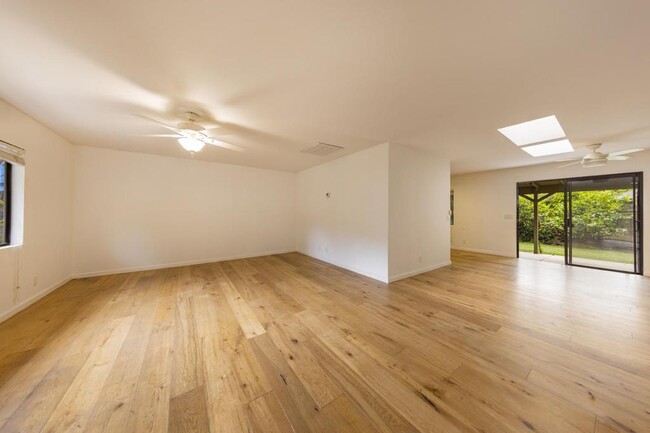 Building Photo - 325 El Conejo Dr