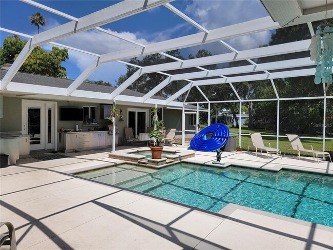 Building Photo - 315 Crescent Ct E