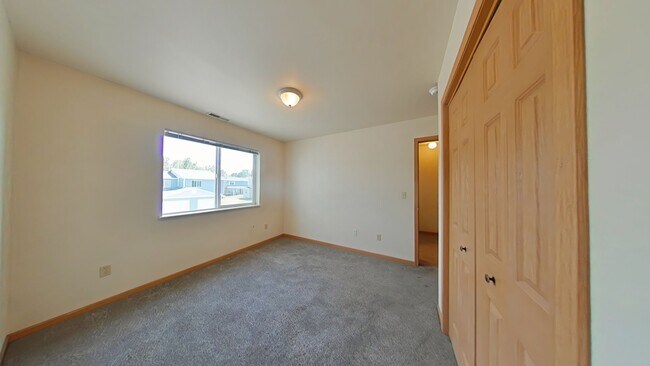 Building Photo - Gorgeous 2 Bedroom 1 Bathroom Townhouse St...