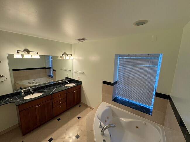 Building Photo - 4635 N Malden St