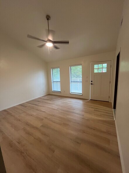 Building Photo - 919 W Tyler Ave