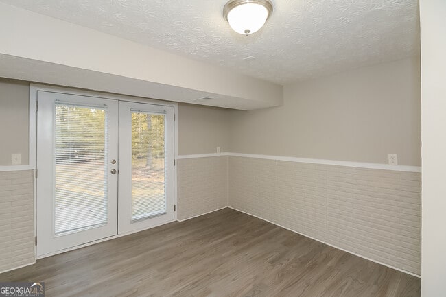 Building Photo - 7180 Buck Creek Dr