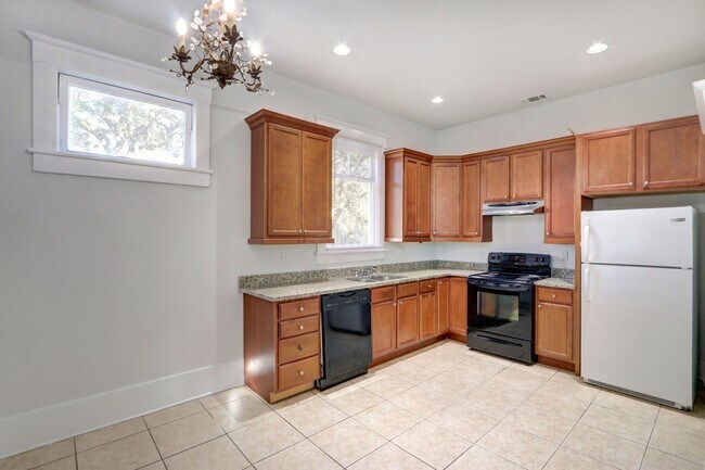 Building Photo - 212 W 39th St