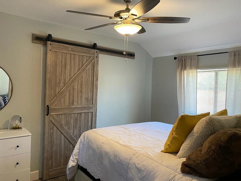 Building Photo - 582 E Kingsley Ave