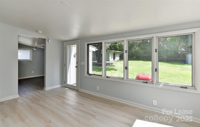 Building Photo - 3111 Spring Valley Rd