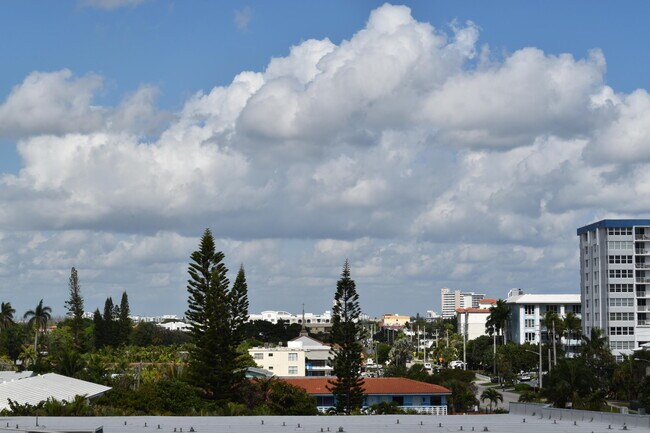 Building Photo - 1238 Hillsboro Mile